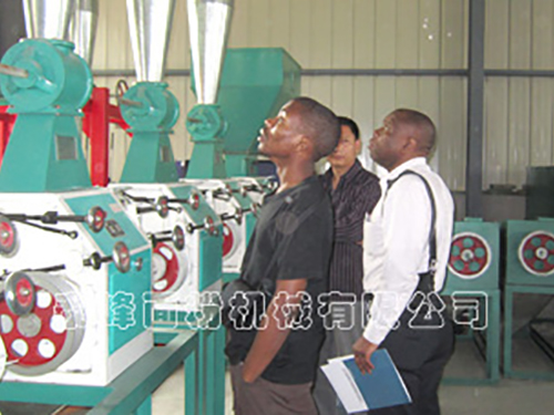 剛果客戶參觀生產(chǎn)設(shè)備03.jpg